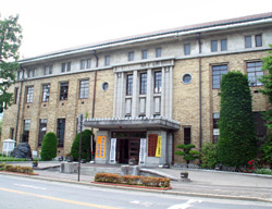 「旧岡谷市役所庁舎」（国登録有形文化財）
