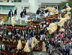 阿礼神社の勇壮な七舞台